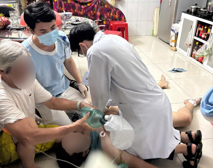 Các bác sĩ nỗ lực cấp cứu cho bệnh nhân. Ảnh: VietNamnet
