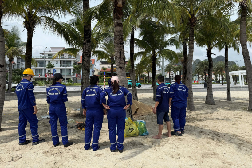 Thi thể 2 nạn nhân được đưa vào bờ để bàn giao cho cơ quan chức năng. (Ảnh: Đội cứu hộ, cứu nạn tỉnh Quảng Ninh)