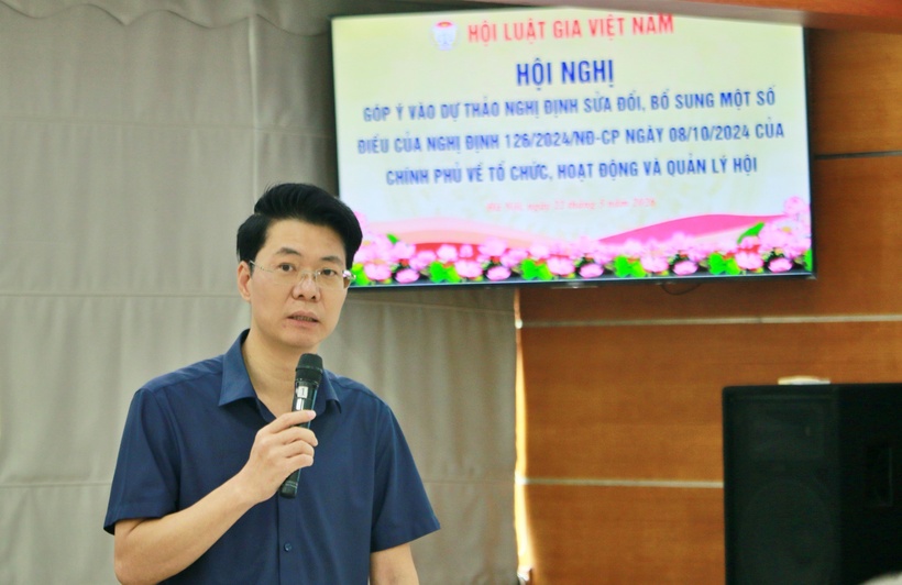 Ông Nguyễn Văn Huệ - Trưởng Ban Nghiên cứu, Xây dựng và Phổ biến pháp luật trình bày các vấn đề quan trọng của dự thảo Nghị định 126.