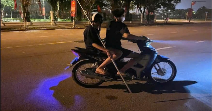 Các đối tượng cầm tuýp sắt tụ tập lạng lách, đánh võng tại quảng trường xã Quang Minh