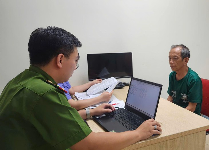 Công an làm việc, lấy lời khai với nghi phạm Nam. Ảnh: Công an Hà Nội
