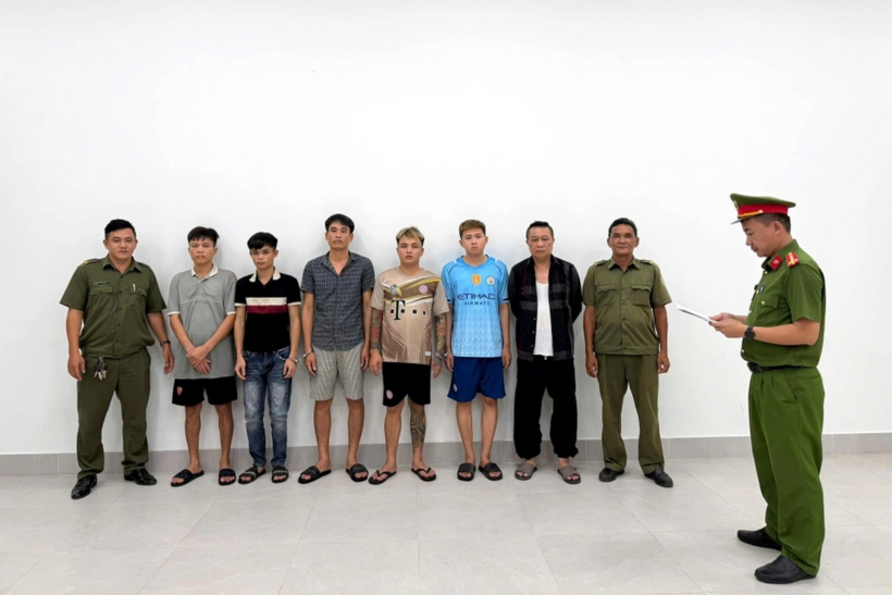 Công an tống đạt lệnh bắt các đối tượng. Ảnh: Dân Trí