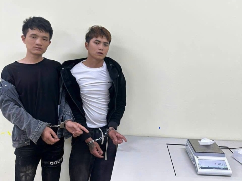 Hai đối tượng và tang vật trong vụ án. Ảnh Công an tỉnh Cao Bằng.