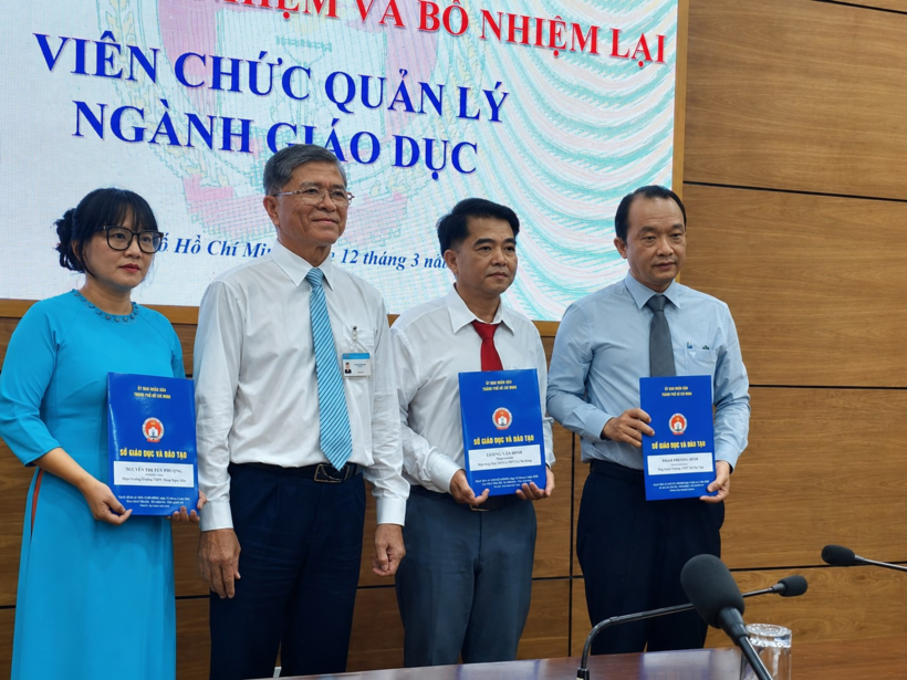 Lãnh đạo các trường THPT mới thành lập nhận quyết định sáng 22/5. Ảnh: VietNamnet
