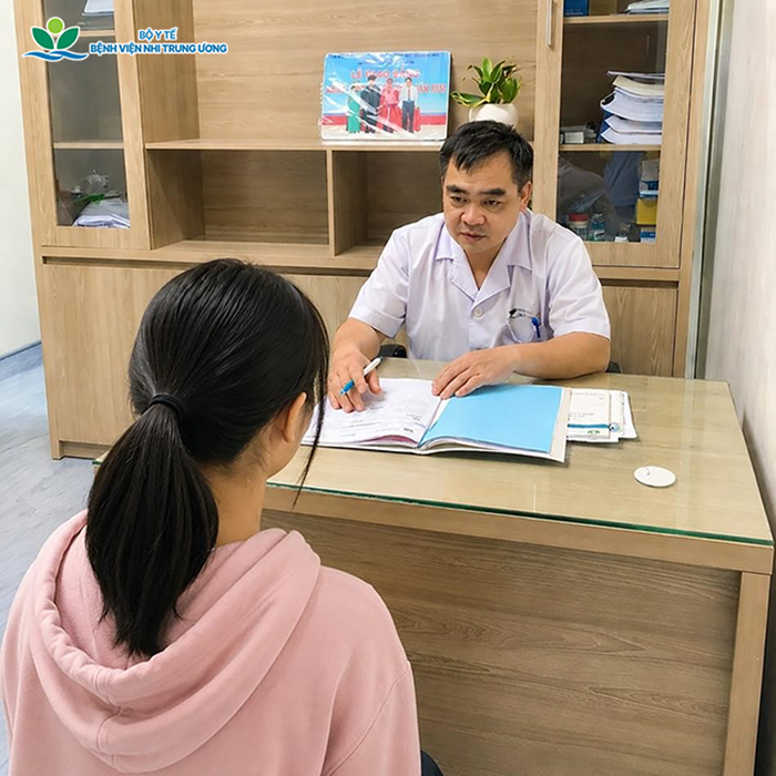 PGS.TS Ngô Anh Vinh tư vấn tâm lý cho một trẻ rối loạn lo âu. Ảnh: BVCC