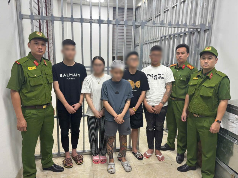 Tổ công tác bàn giao các đối tượng cho Công an phường Yên Sở tiếp tục xử lý theo quy định
