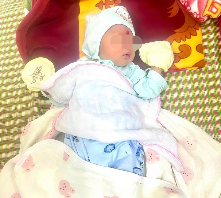 Bé trai 4 ngày tuổi bị bỏ lại trước cổng chùa ở Bắc Ninh kèm lá thư của mẹ. (Ảnh: VTC News)