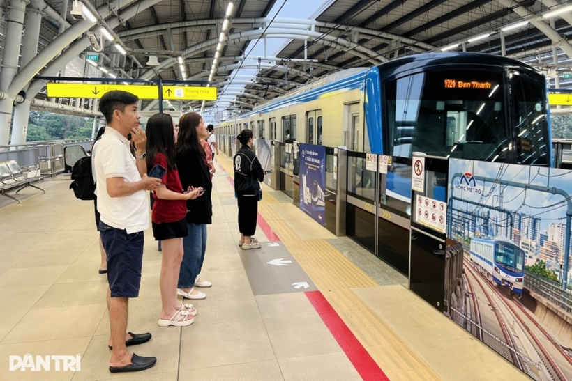 Người dân TP HCM đi lại bằng metro (Ảnh: DT).
