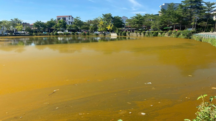 Cơ quan chức năng đã tìm nguyên nhân mặt hồ xuất hiện váng. Ảnh: Người lao động