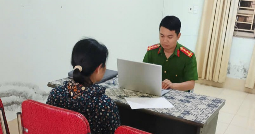 Công an xã Lê Lợi làm việc với bà N.T.D về việc đưa thông tin sai lệch lên mạng xã hội. (Ảnh: Công an tình Hưng Yên)