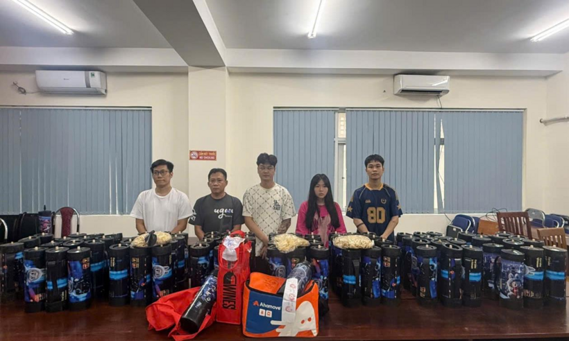 Các đối tượng cùng tang vật tại cơ quan công an. Ảnh: Công an TP.HCM