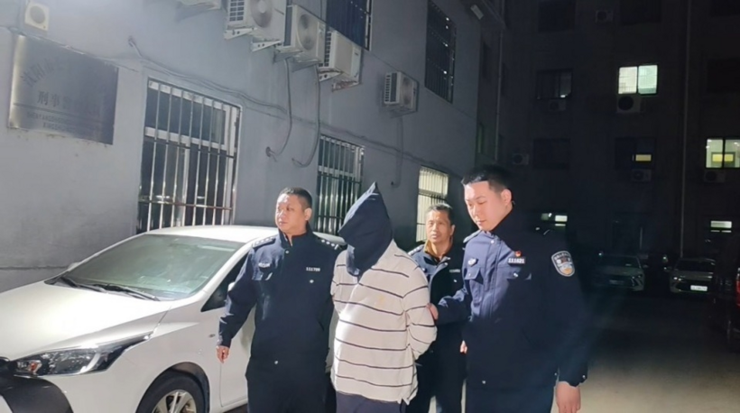 Nghi phạm Từ Dương được cảnh sát áp giải từ Bắc Kinh về Thẩm Dương. Ảnh:&nbsp;Beijing News