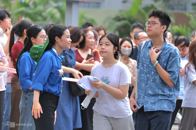 Thí sinh thi lớp 10 trường chuyên Khoa học Tự nhiên, sáng 23/5. Ảnh:&nbsp;Thanh Hằng