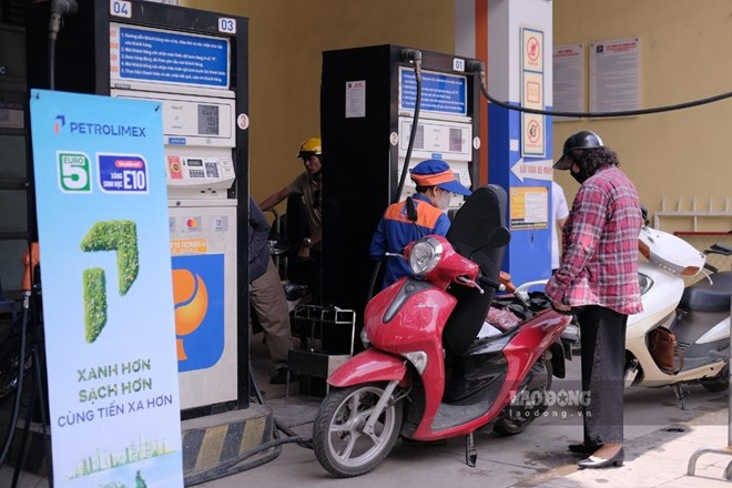 Theo tin tức mới cập nhật thì giá xăng E10 hiện thấp hơn xăng khoáng RON 95 khoảng 490 đồng/lít.