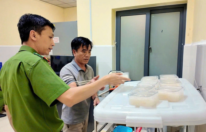 Công an kiểm tra cơ sở sản xuất yến của ông Lo. Ảnh:&nbsp;Thành Huynh