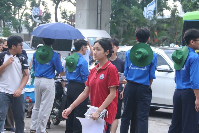 Nhiều thí sinh có mặt từ sớm tham dự thi