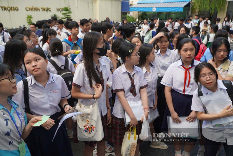 Ảnh minh họa:&nbsp;Thí sinh vượt 30km săn suất vào lớp 10 trường “hot” nhất TP.HCM (Nguyệt Minh)