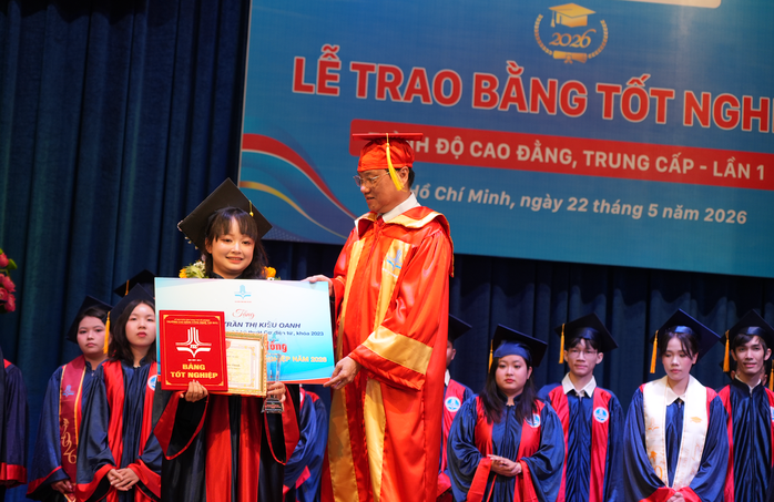 TS Phạm Hữu Lộc, Hiệu trưởng Trường CĐ Công nghệ Thủ Đức, trao bằng tốt nghiệp cho sinh viên là thủ khoa