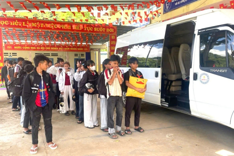 Ô tô đưa các em đến điểm thi. Ảnh: Dân trí