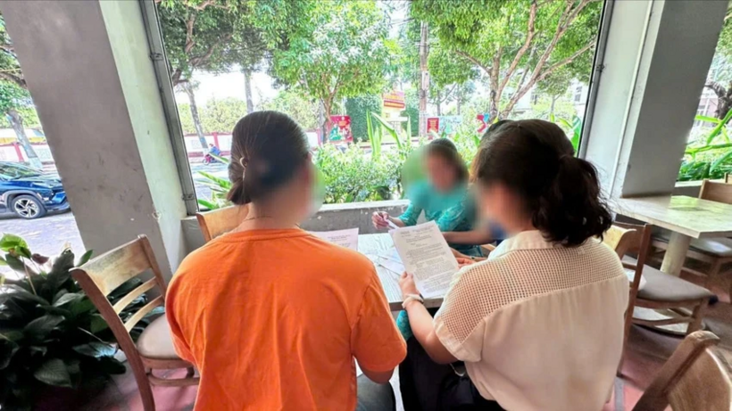 Ô tô đưa các em đến điểm thi. Ảnh: Dân trí