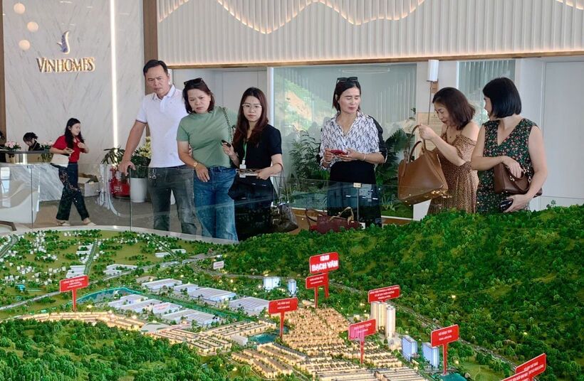 Chị Nguyễn Thị Bình (áo trắng ở giữa) tự tin với lựa chọn đầu tư tại Vinhomes Hải Vân Bay