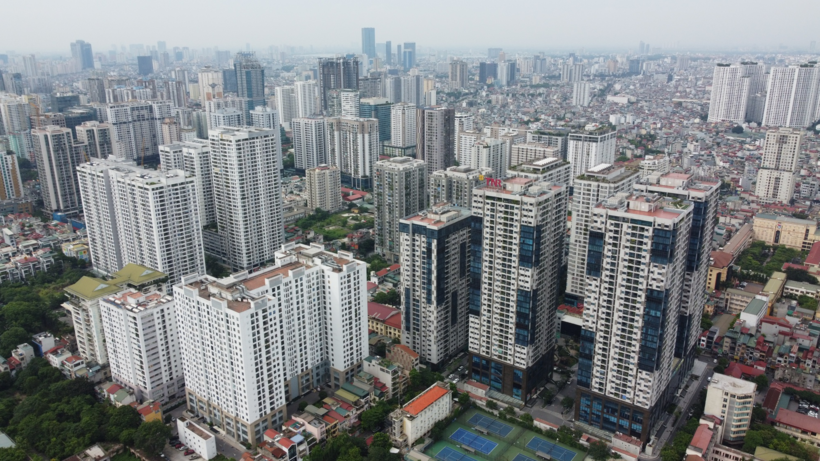 Dù thị trường căn hộ thứ cấp tại Hà Nội xuất hiện nhiều trường hợp giảm giá vài trăm triệu đồng để tìm thanh khoản, mặt bằng giá chung cư vẫn neo ở mức rất cao, vượt quá khả năng chi trả của nhiều người mua ở thực. Ảnh minh họa
