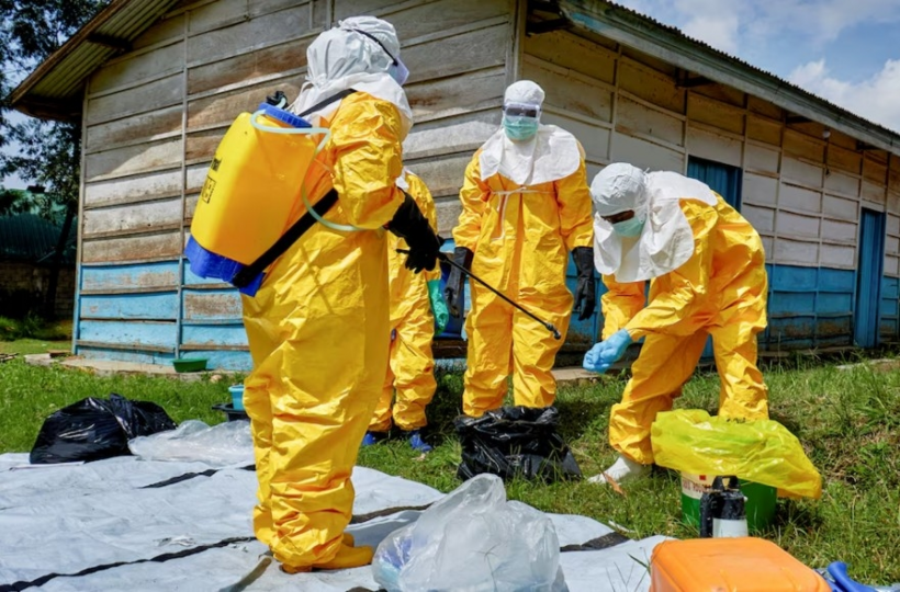 Các nhân viên Chữ thập đỏ khử khuẩn sau khi xử lý thi thể một người tử vong do Ebola tại trung tâm y tế thuộc thành phố Bunia, tỉnh Ituri, Congo, ngày 21/5. Ảnh:&nbsp;Reuters