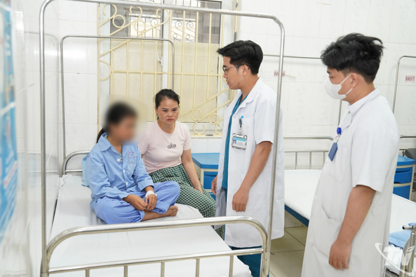 Em Ân Lương H.B. đang được điều trị tại Bệnh viện A Thái Nguyên. Ảnh: Báo Thái Nguyên