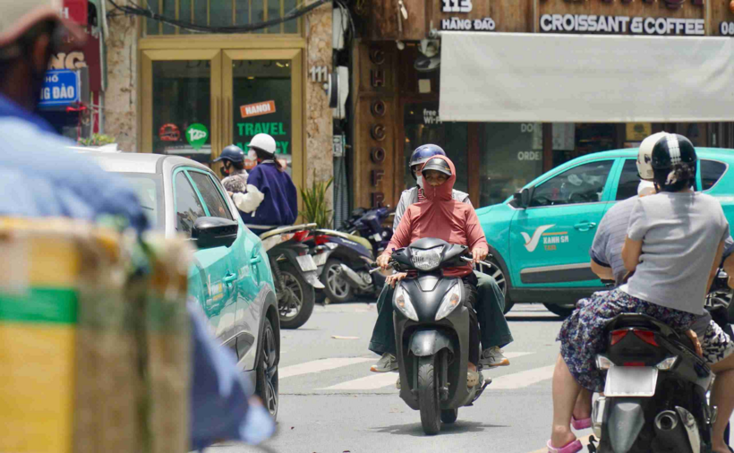 Thời tiết nắng nóng gay gắt trong ngày 25/5 ở nhiều tỉnh thành, trong đó có Thủ đô Hà Nội. Ảnh: Minh Vũ