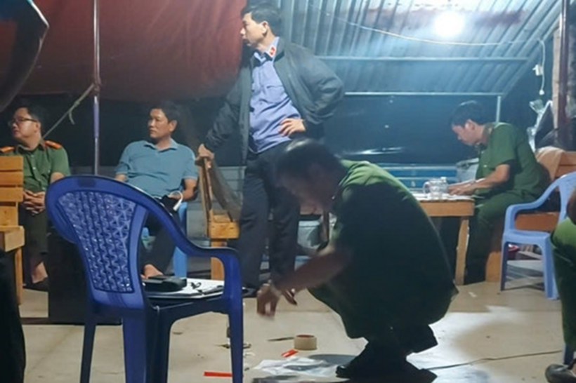 Công an thu giữ tang vật.