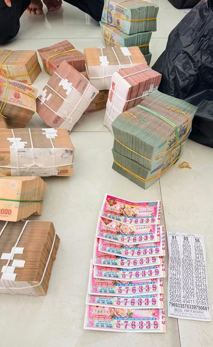 Mua vé số vì thương người bán dạo, thanh niên trúng liền 8 giải đặc biệt. Ảnh: Đại lý vé số