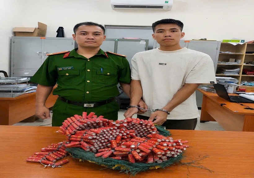 Đối tượng Nguyễn Văn Tiến và tang vật bị thu giữ tại cơ quan Công an. Ảnh Công an Hà Nội.