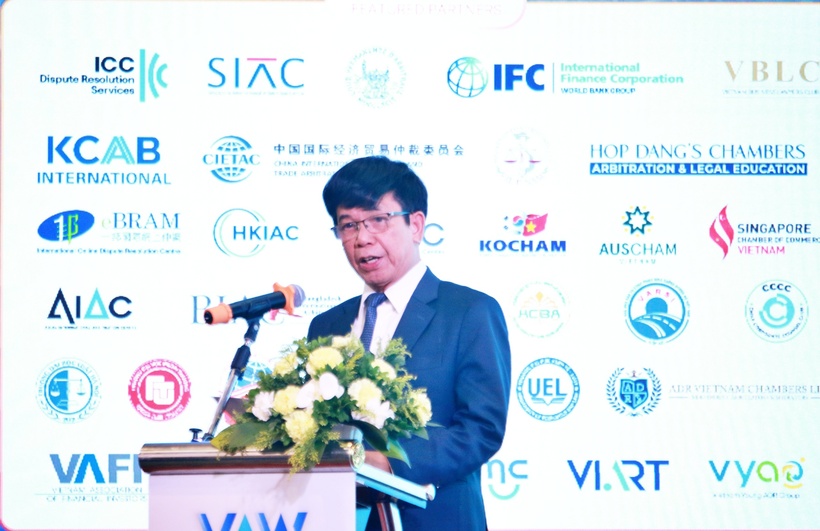 GS.TS Lê Hồng Hạnh - Chủ tịch VIAC khai mạc.