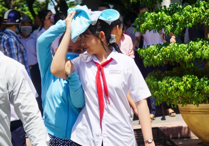 Đối với các học sinh đang trong giai đoạn nước rút ôn thi, thời tiết khắc nghiệt không chỉ gây mệt mỏi mà còn làm suy giảm đáng kể khả năng tập trung, trí nhớ. Ảnh minh họa