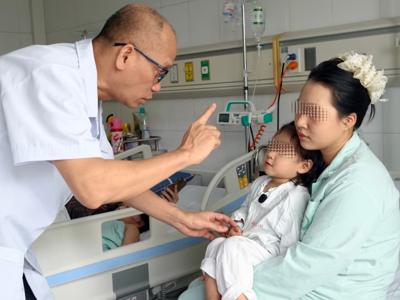 Bác sĩ thăm khám cho người bệnh sau ca phẫu thuật. Ảnh: BVCC