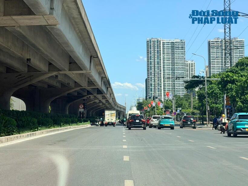 Người dân di chuyển trên đường Phạm Hùng trong điều kiện thời tiết nắng gắt, oi bức.