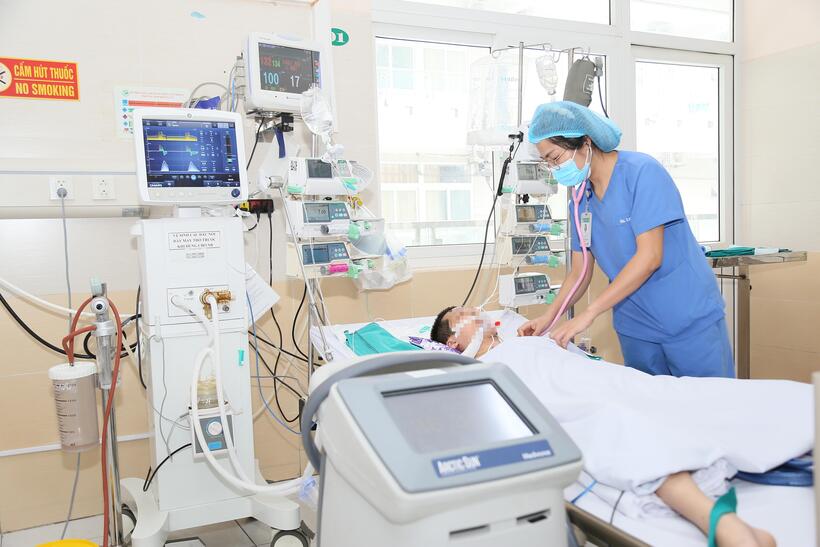 Bệnh nhân được các bác sĩ chăm sóc.