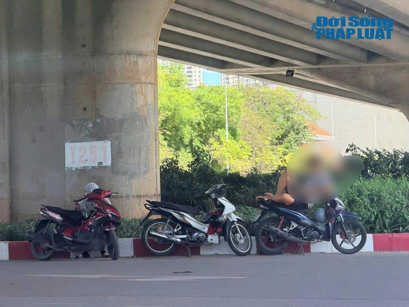 Nhiều người dân tạm dừng xe dưới gầm cầu Vành đai 3 để tránh nắng giữa trưa. Dù biết thời tiết những ngày qua khá nắng nóng, oi bức, song việc làm này khá nguy hiểm và có nguy cơ mất trật tự an toàn giao thông.