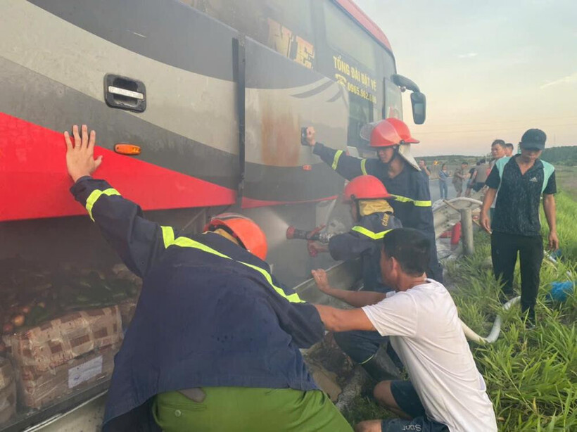 Lực lượng PCCC&CNCH Công an Hà Tĩnh đã kịp thời có mặt để dập tắt đám cháy. Ảnh: Công an Hà Tĩnh
