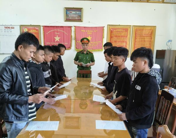 Cơ quan Cảnh sát điều tra Công an tỉnh Quảng Ngãi tống đạt quyết định khởi tố bị canđối với các đối tượng liên quan vụ cố ý gây thương tích. (Ảnh: Công an tỉnh Quảng Ngãi)