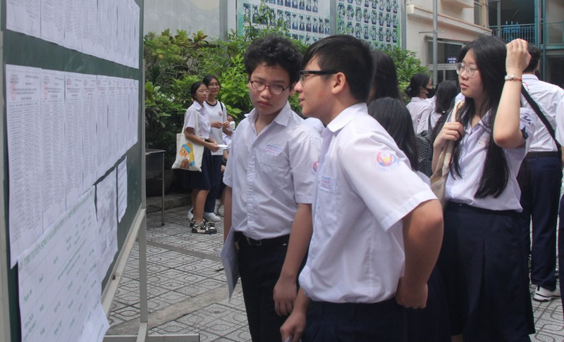 Ngay từ khi bước chân vào phòng thi, việc lắng nghe kỹ hướng dẫn của giám thị là nguyên tắc tối quan trọng mà học sinh cần tuyệt đối tuân thủ. Ảnh minh họa
