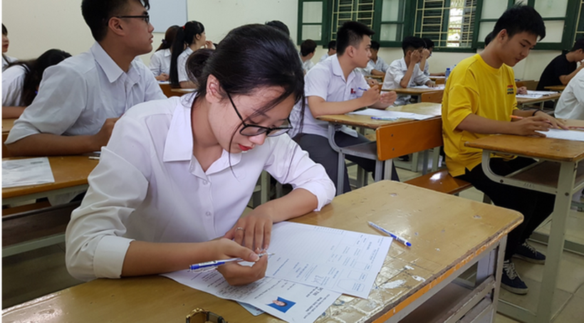 Học sinh cần rèn thói quen kiểm tra kỹ mã đề, đối chiếu cẩn thận từng hàng giữa phiếu trả lời và đề thi để tránh thảm họa tô lệch đáp án hàng loạt. Ảnh minh họa