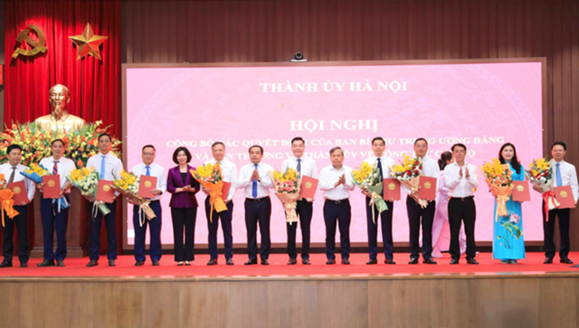 Lãnh đạo TP.Hà Nội trao quyết định của Ban Thường vụ Thành ủy về công tác cán bộ và tặng hoa chúc mừng các nhân sự nhận nhiệm vụ mới. Ảnh: Thanh Niên