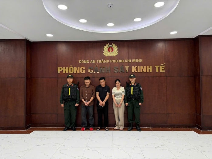 Thứ hai từ trái qua: Đặng Tuấn Vũ, Mai Quý Dương và Lê Ngọc Anh