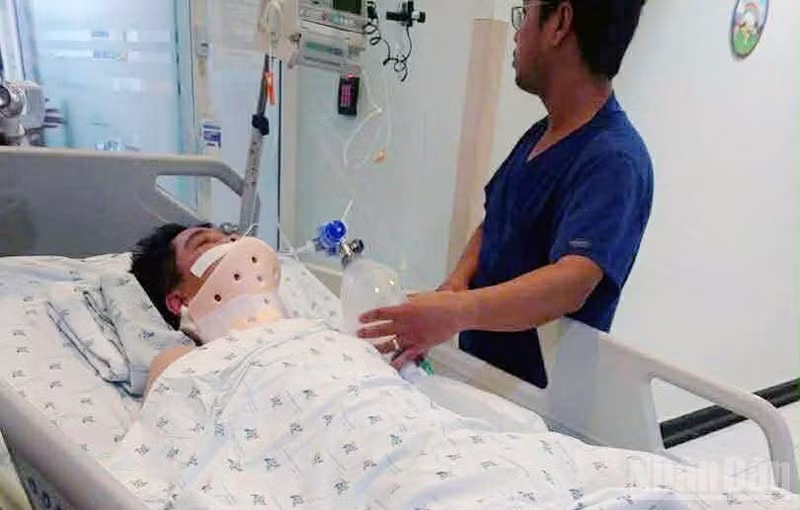 Em Đ.M.H. đang được điều trị tại bệnh viện ở TP.HCM. Ảnh: Nhân dân