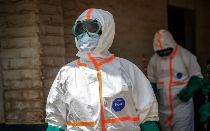 Các nhân viên y tế mặc đồ bảo hộ tại Cộng hòa Dân chủ Congo (Ảnh: AFP/Yonhap)