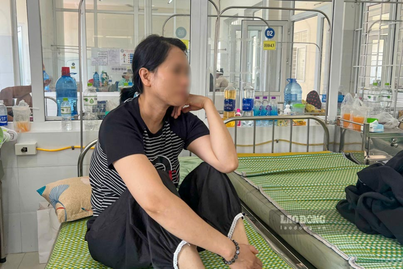 Chị N.T.T.D nhập viện với triệu chứng đau bụng, nôn ói, tiêu chảy sau khi ăn bánh mì ở tiệm Lâm Huyền. Ảnh: Lao Động