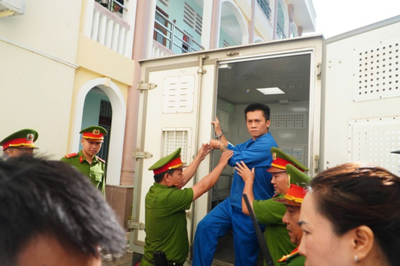 Phạm Anh Tài giữ vẻ mặt lạnh lùng, ánh mắt sắc lạnh gần như không biểu lộ cảm xúc. Ảnh: Thanh Niên