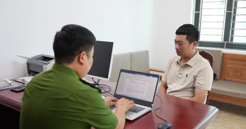 Cơ quan Cảnh sát điều tra lấy lời khai đối với Vũ Minh Hoàng.