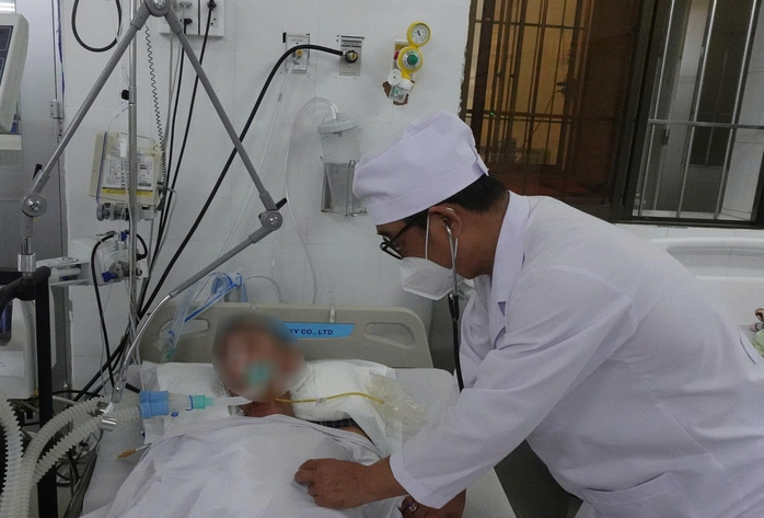 Bác sĩ khám cho bệnh nhân nghi bị ngộ độc rượu. Ảnh: NLĐ